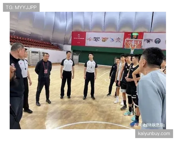 拉人犯规到底怎么判？裁判如何区分合理对抗与违规动作